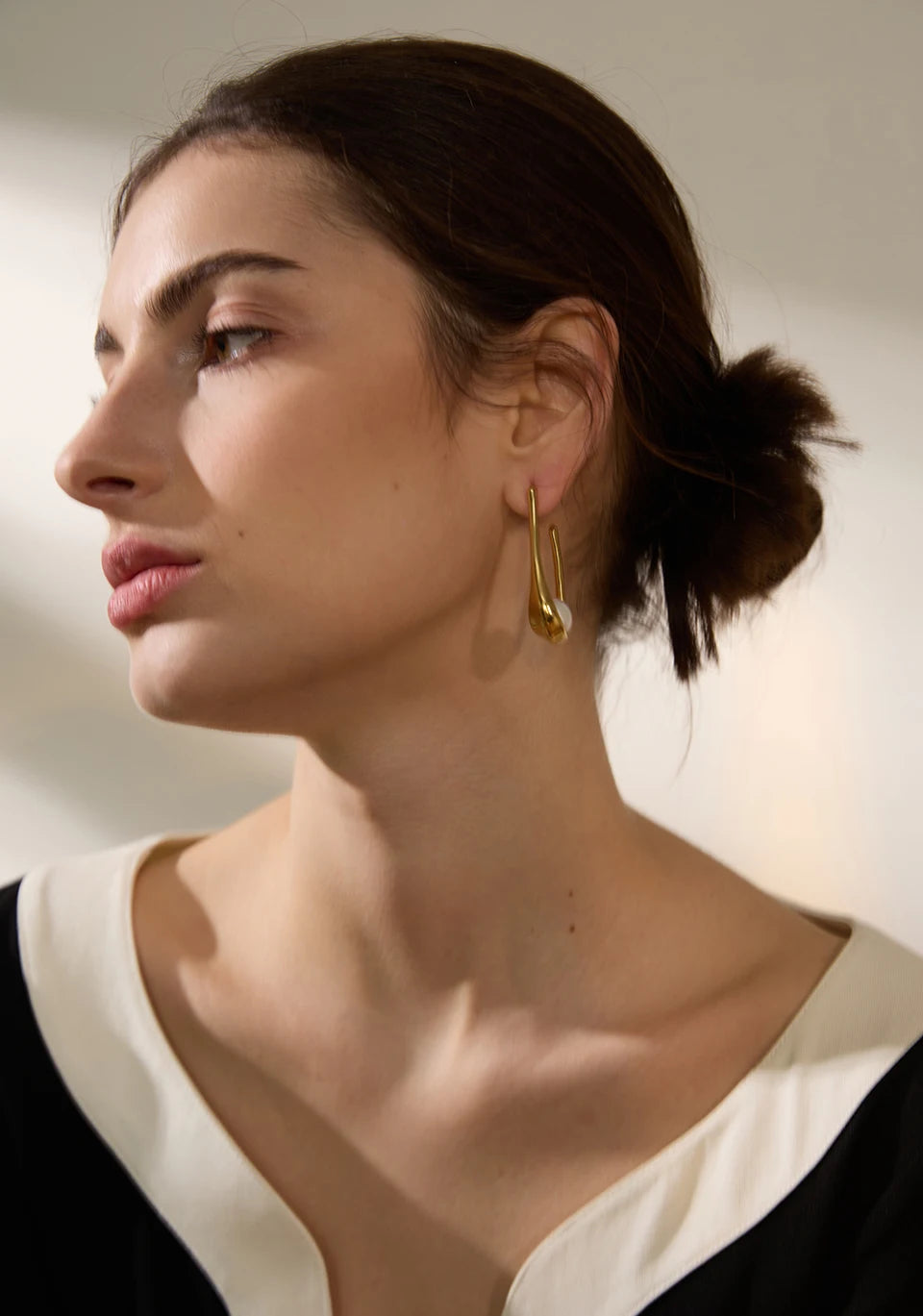 Pearl minimalist geometric earrings in gold-plated stainless steel with pearl.