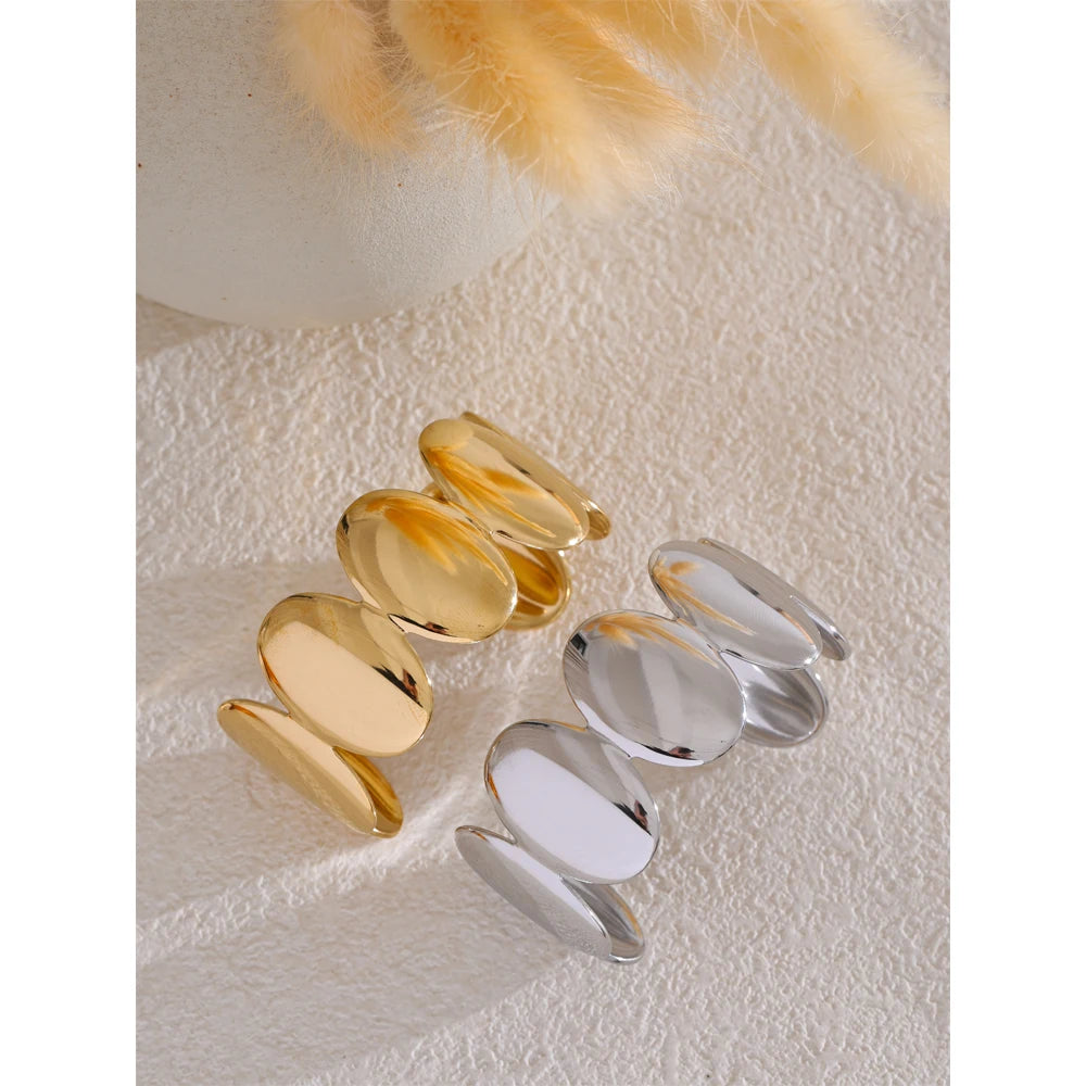 Geometric bracelet in gold-plated stainless steel.