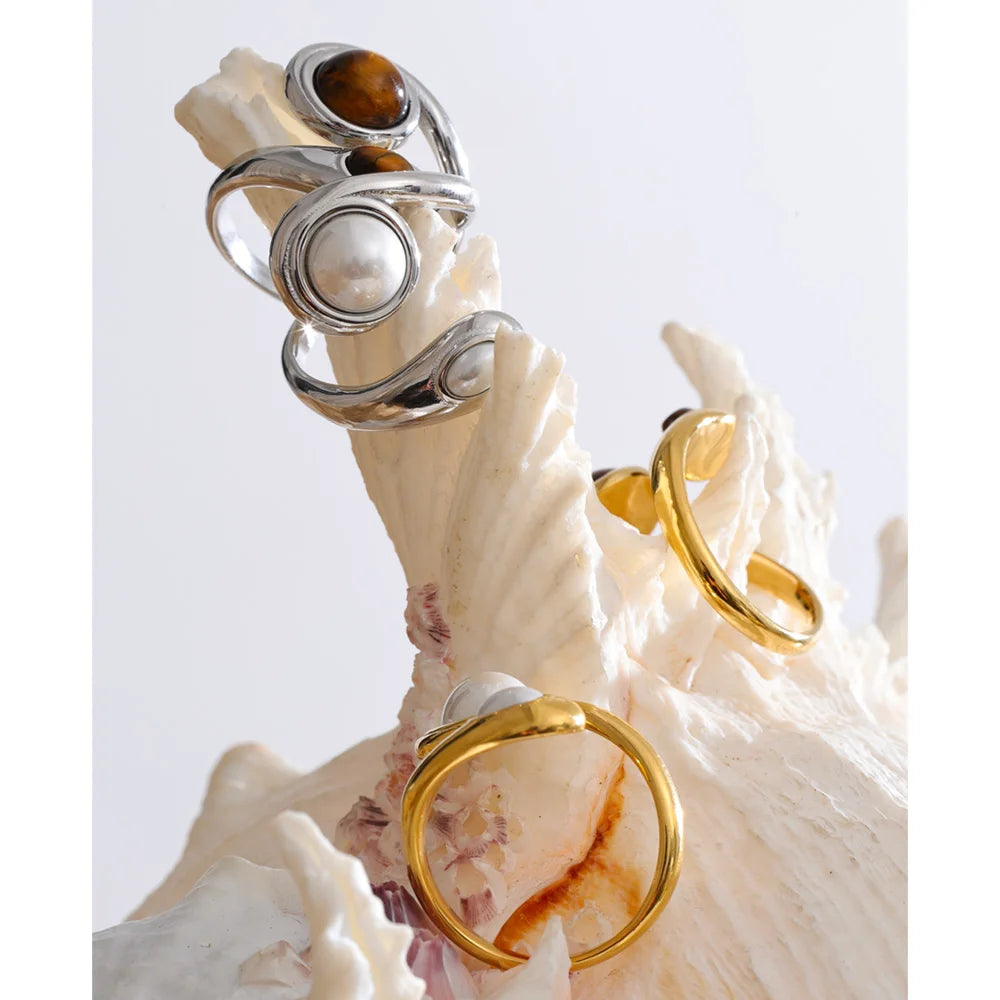 Pearl natural stone geometric ring in 18K gold-plated stainless steel with pearl and natural stone.