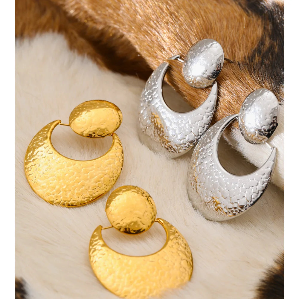 Hammered geometric earrings in gold-plated stainless steel.