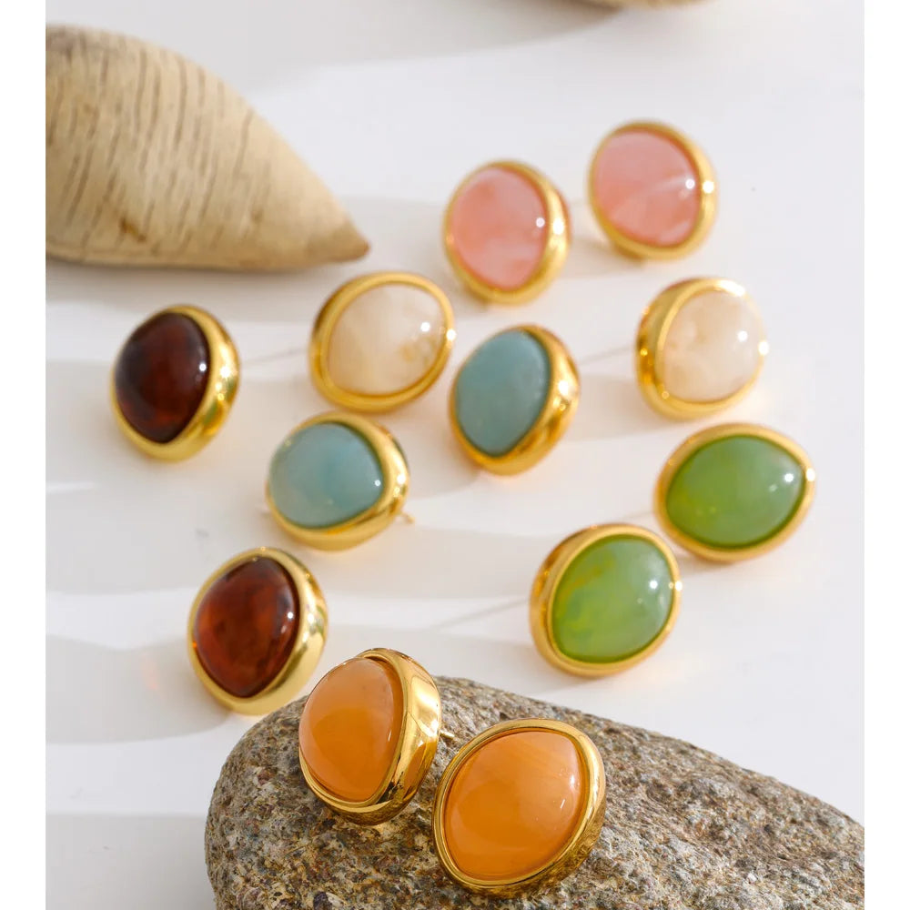 Resin multi-color geometric earrings in gold-plated stainless steel with resin.