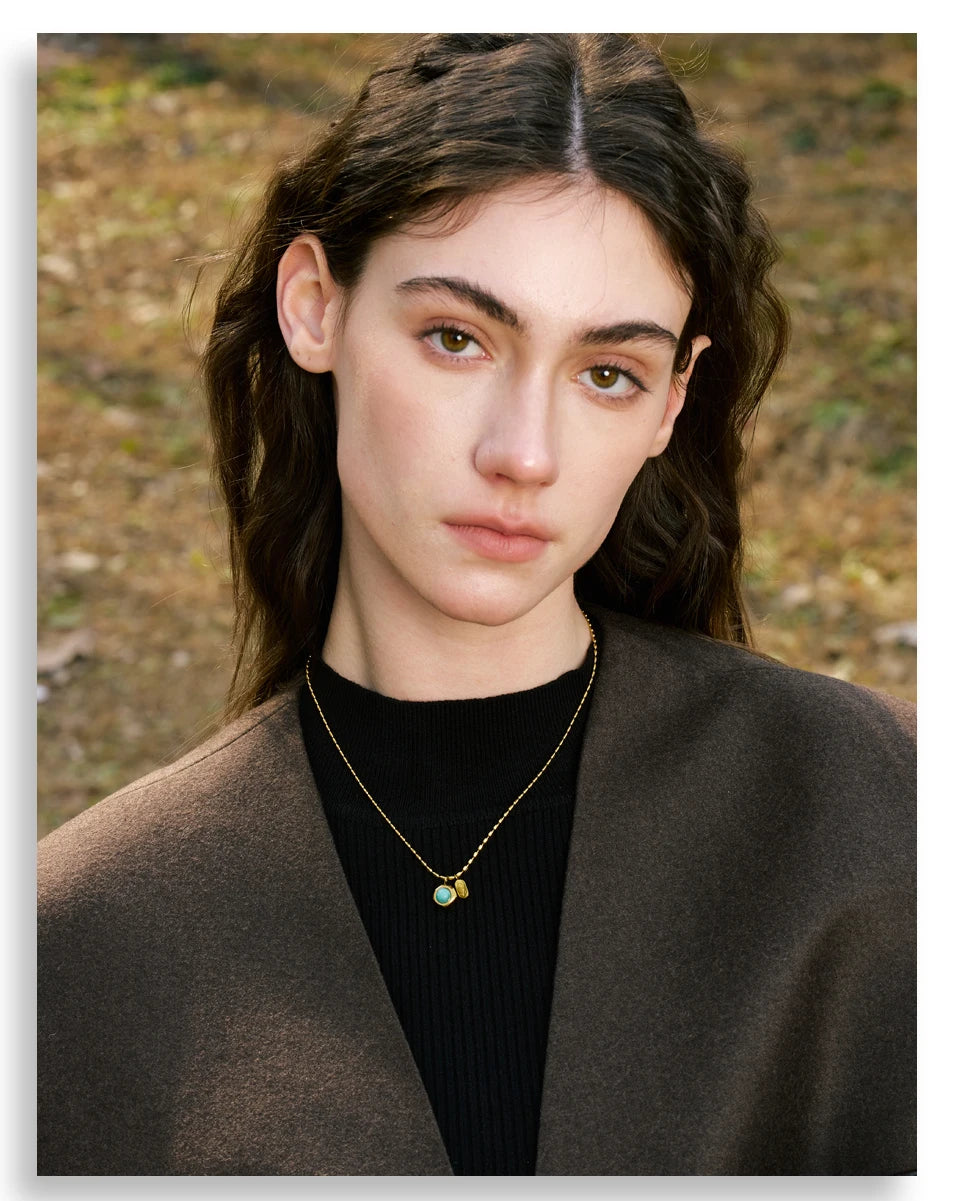 Natural stone geometric necklace in gold-plated stainless steel with natural stone.