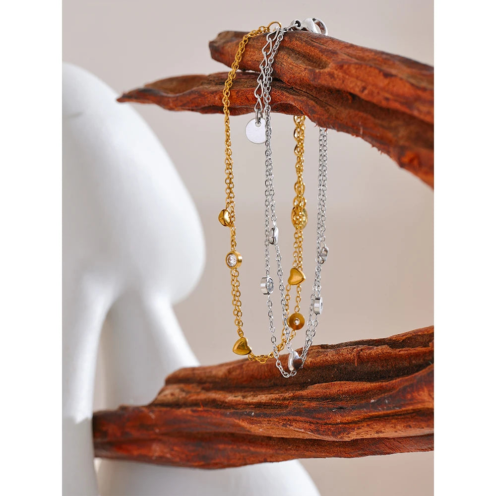 Cubic zirconia heart chain necklace in gold-plated stainless steel with cubic zirconia.