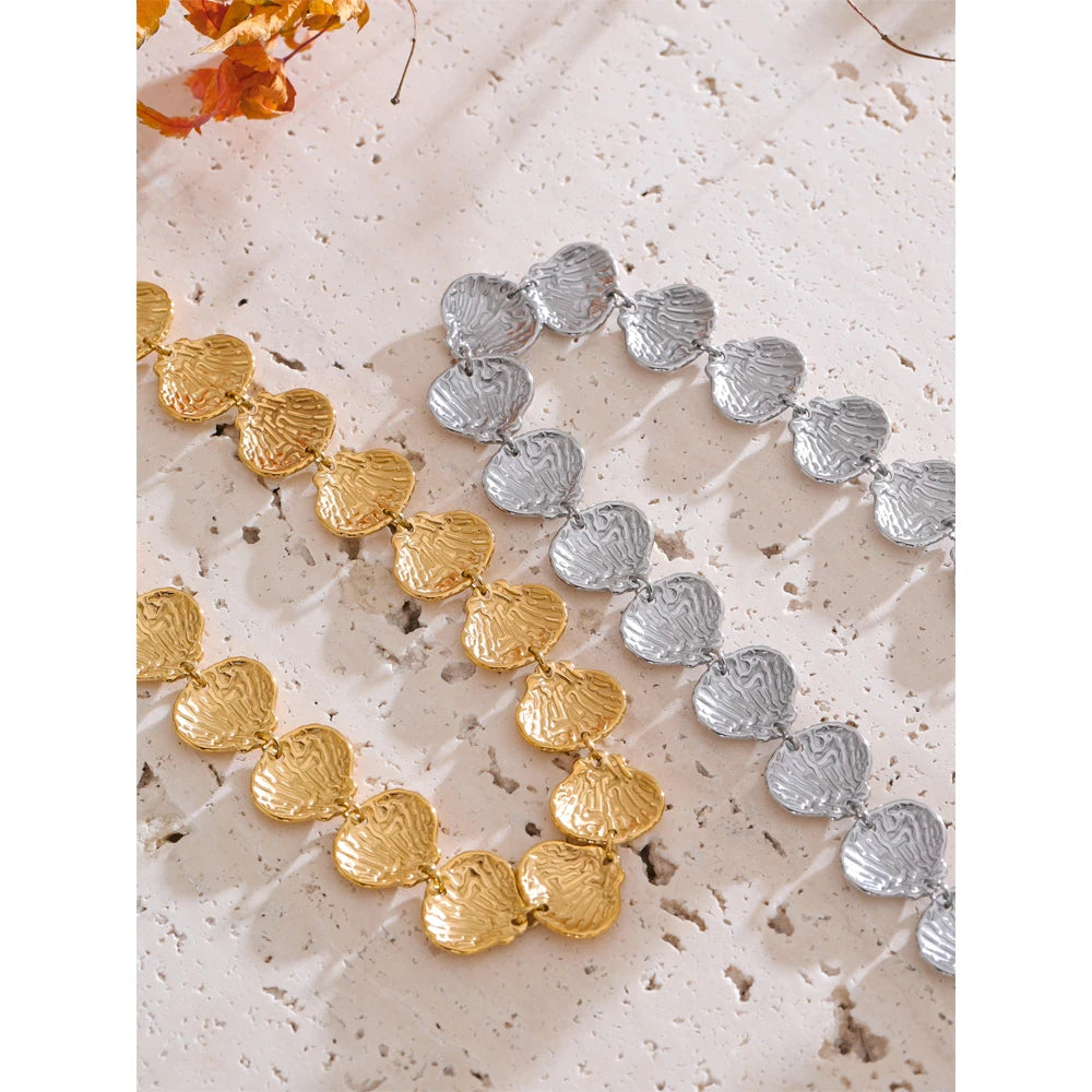Shell hammered geometric necklace in gold-plated stainless steel with shell.
