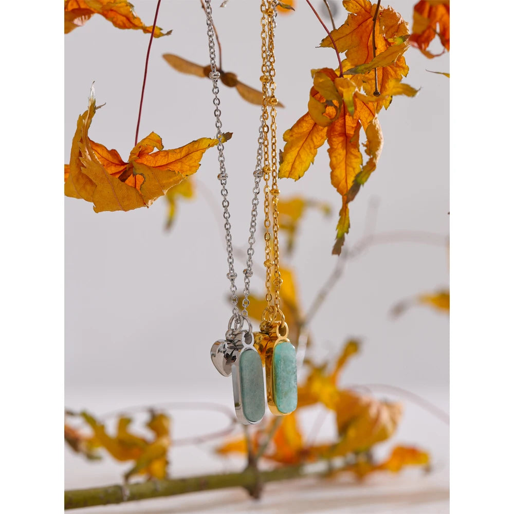Natural stone heart geometric necklace in gold-plated stainless steel with natural stone.