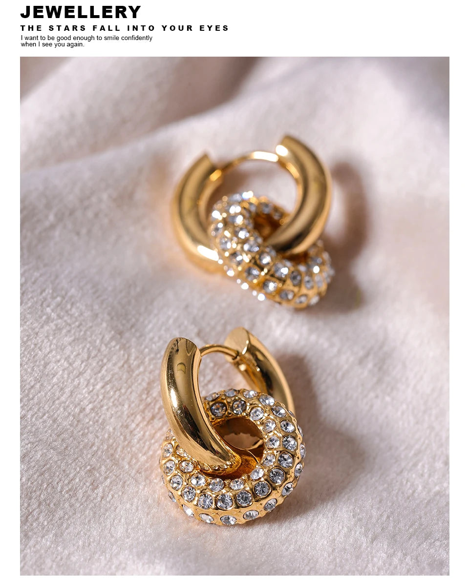 Cubic zirconia geometric earrings in 18K gold-plated stainless steel with cubic zirconia.