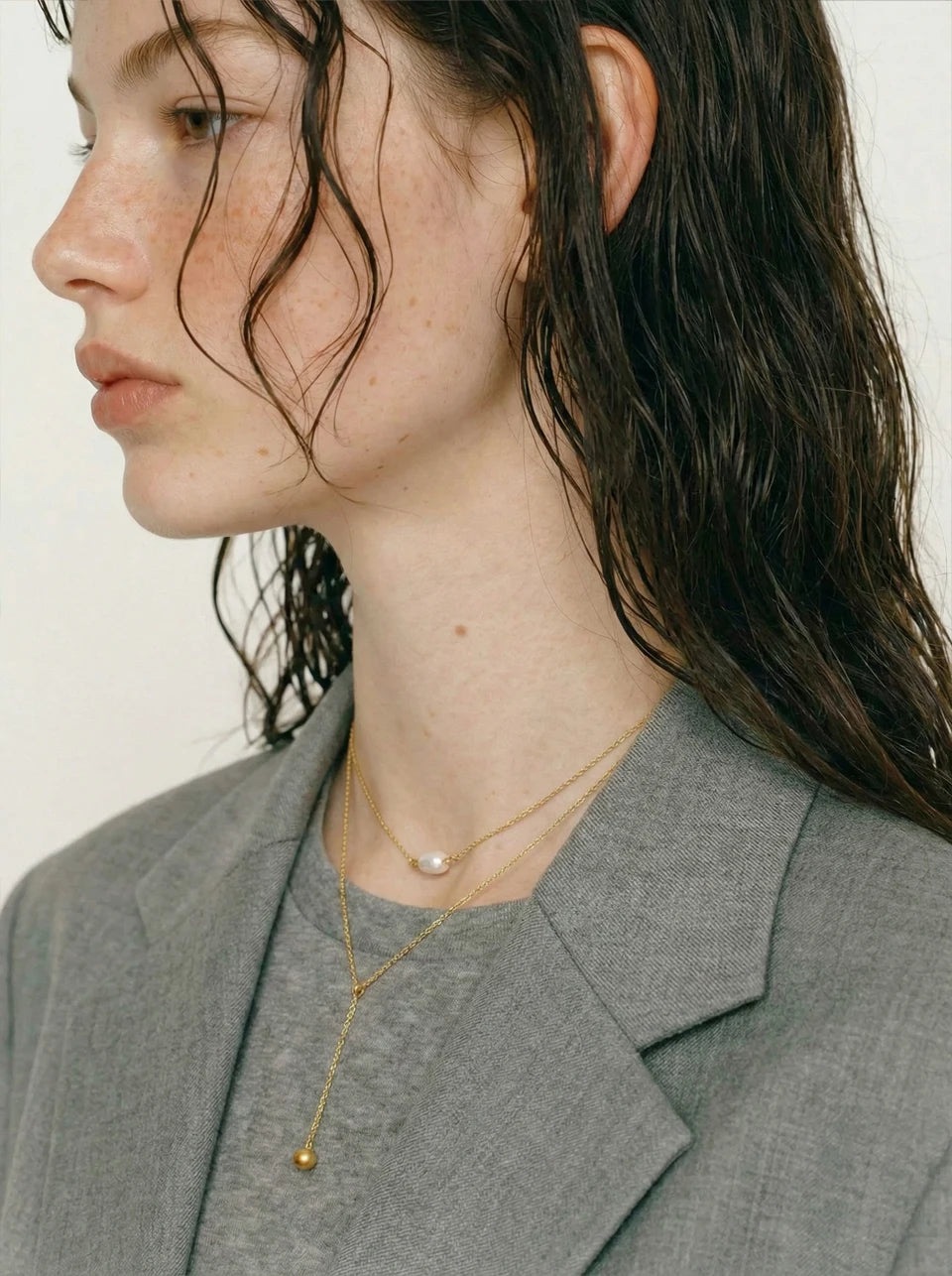 Freshwater pearl geometric chain necklace in gold-plated stainless steel with freshwater pearl.