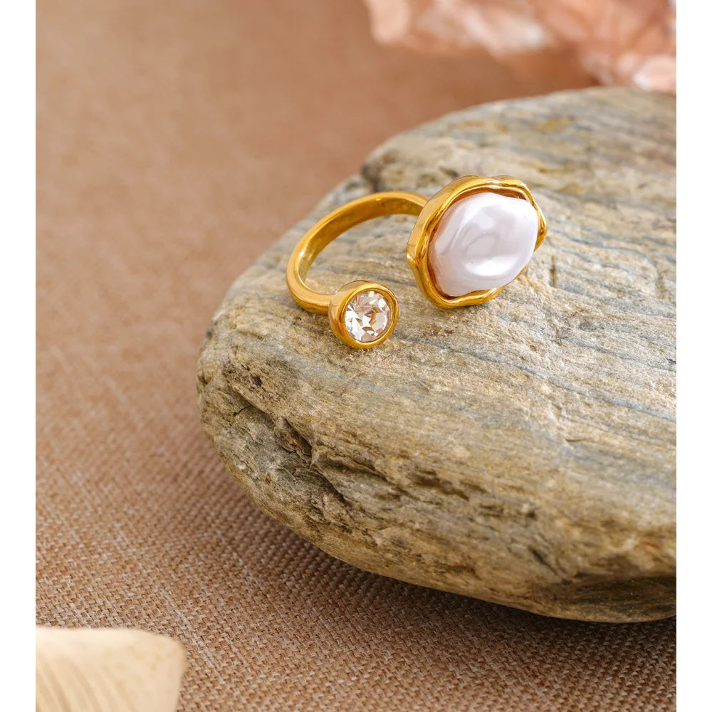 Cubic zirconia pearl geometric ring in 18K gold-plated stainless steel with pearl and cubic zirconia.