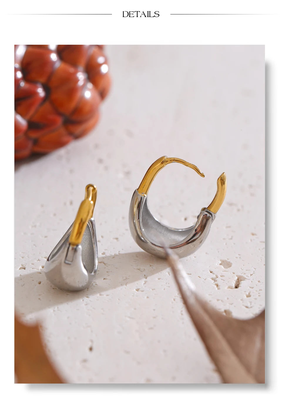 Geometric earrings in gold-plated stainless steel.