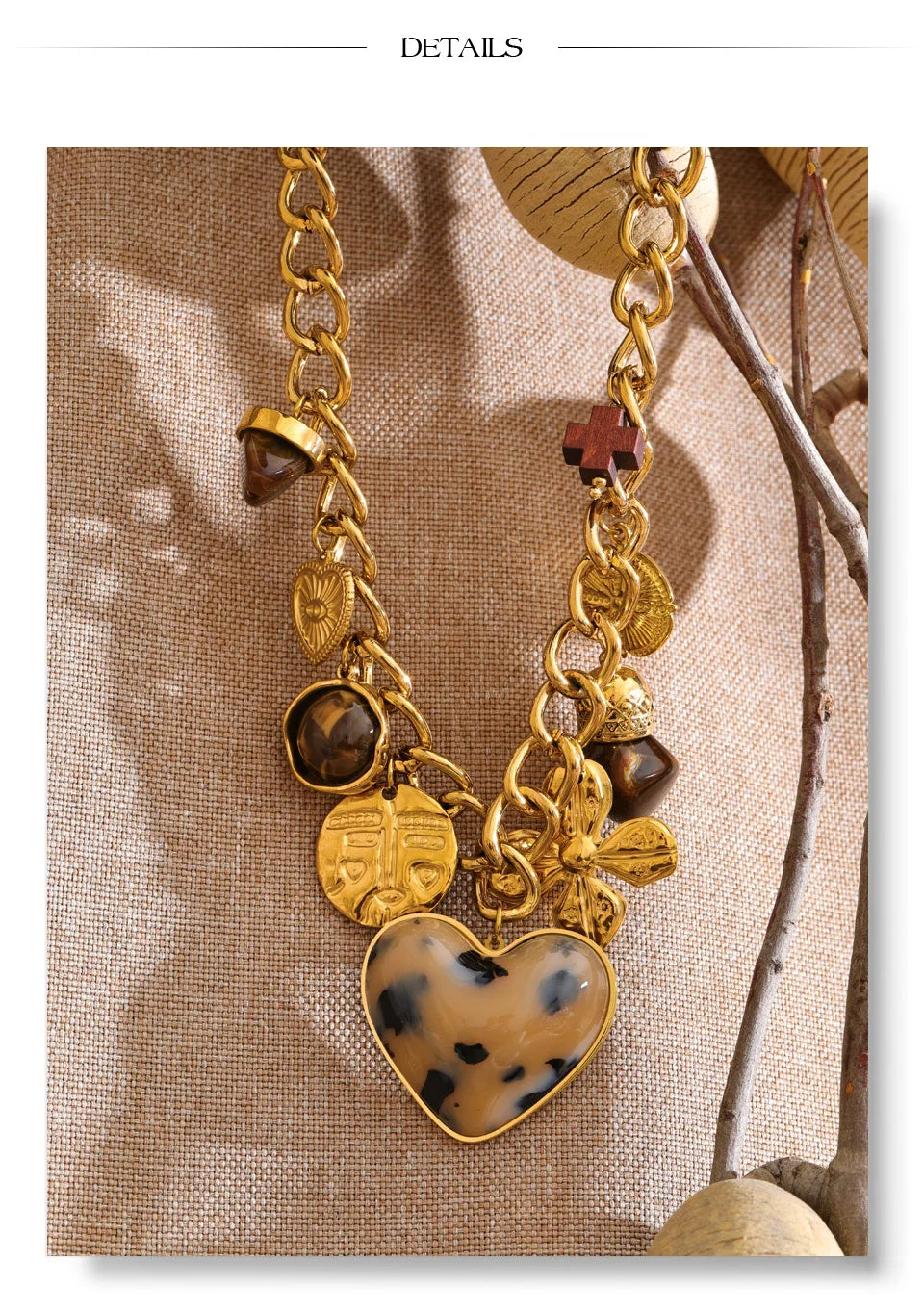 Resin heart flower necklace in gold-plated stainless steel with resin.