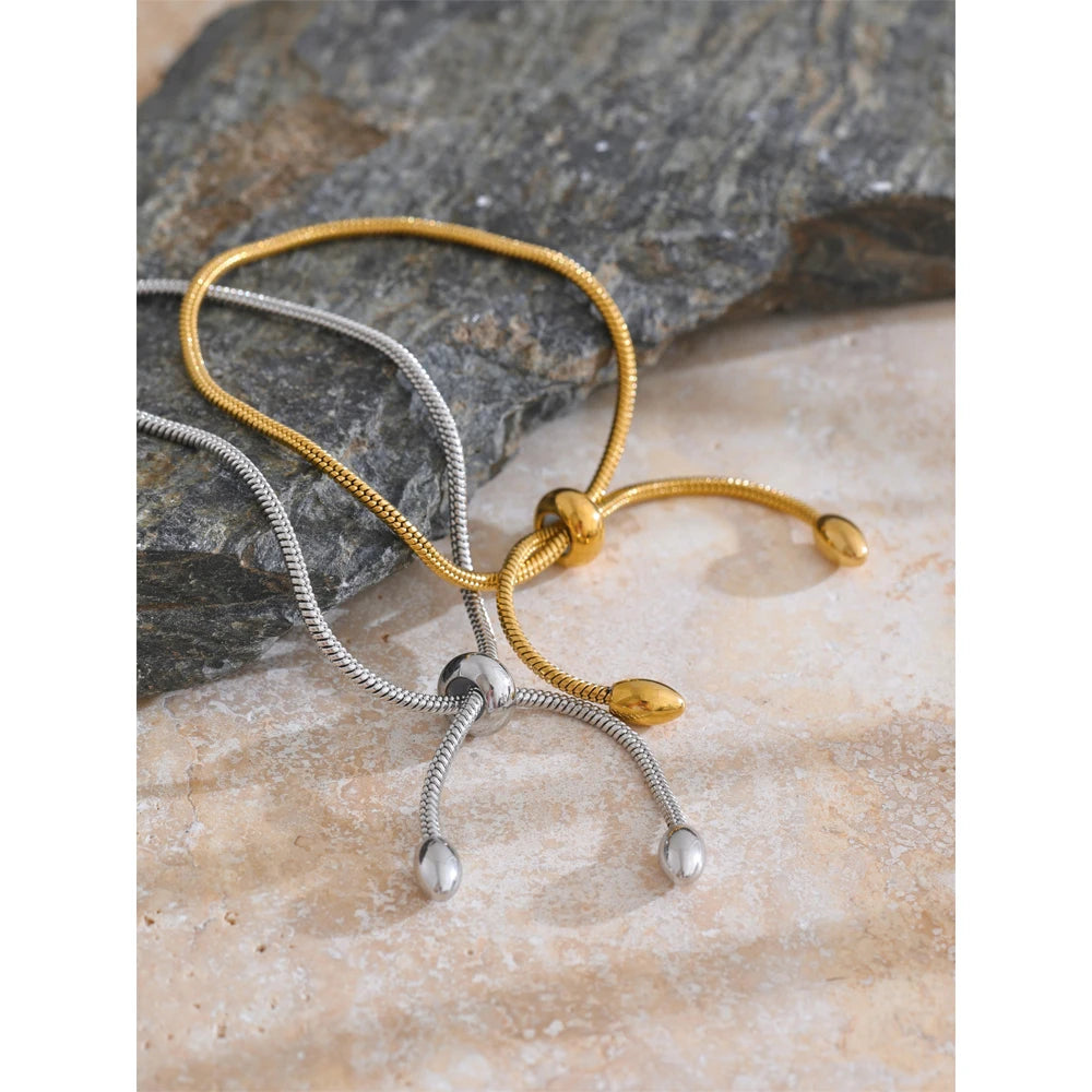 Geometric chain necklace in gold-plated stainless steel.