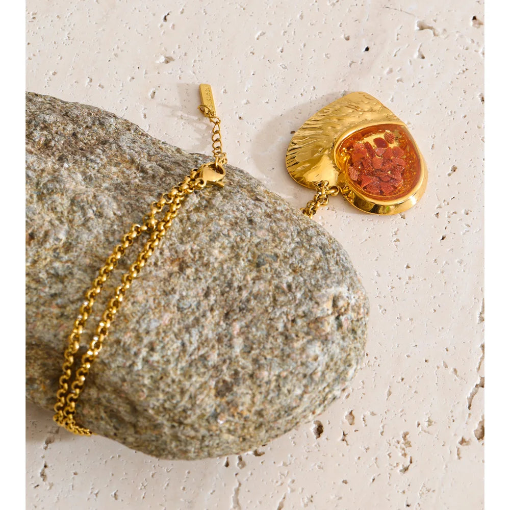 Resin heart necklace in gold-plated stainless steel with resin.