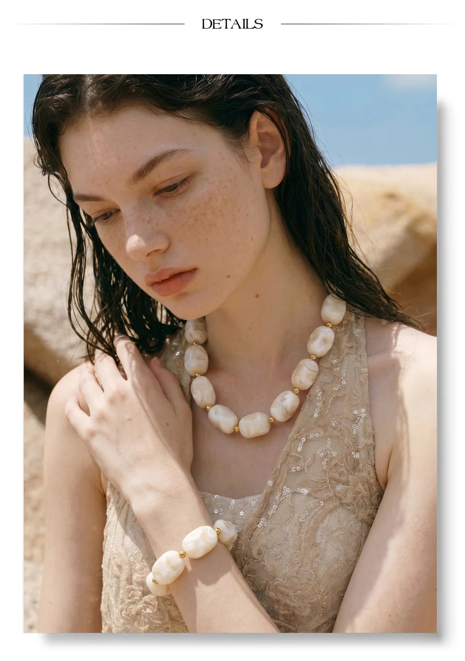 Amber resin acrylic necklace in gold-plated stainless steel with resin and acrylic.