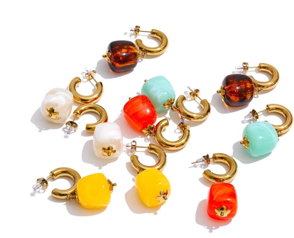 Resin acrylic geometric earrings in gold-plated stainless steel with resin and acrylic.
