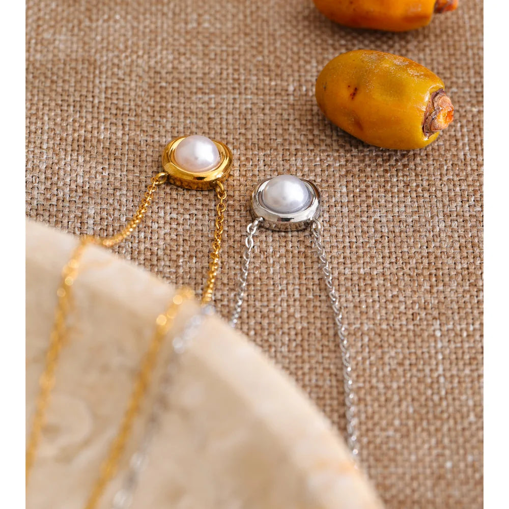 Pearl geometric necklace in gold-plated stainless steel with pearl.