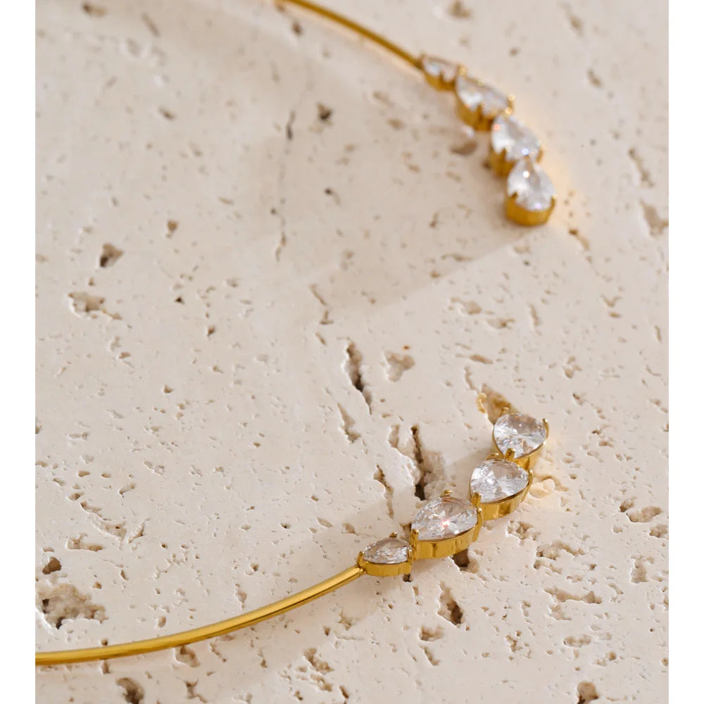 Cubic zirconia geometric necklace in gold-plated stainless steel with cubic zirconia.