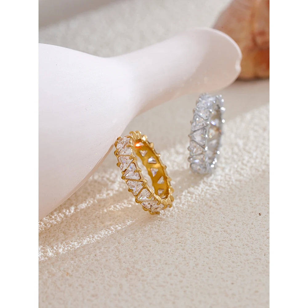 Cubic zirconia heart geometric ring in gold-plated stainless steel with cubic zirconia.