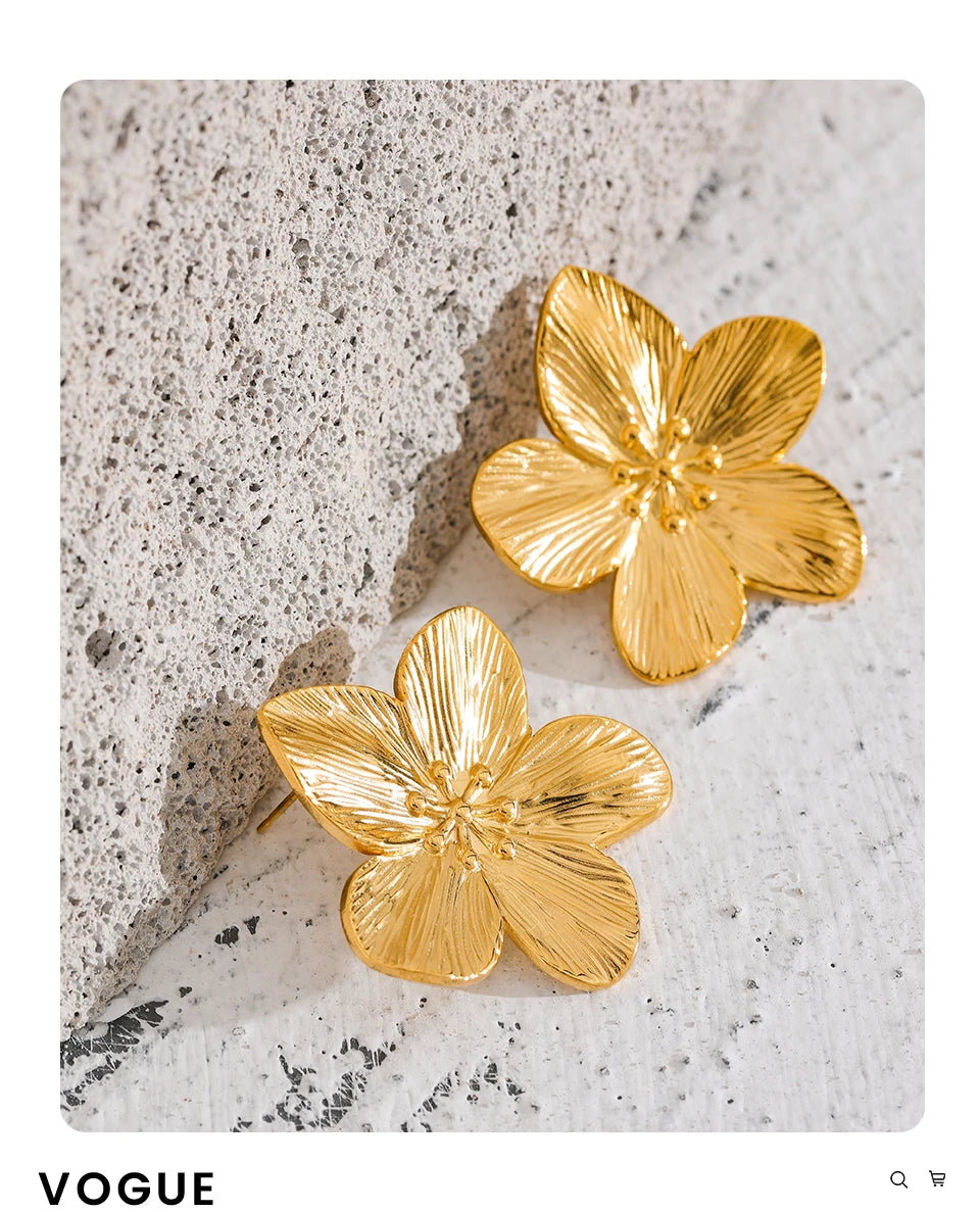Flower vintage geometric earrings in gold-plated stainless steel.