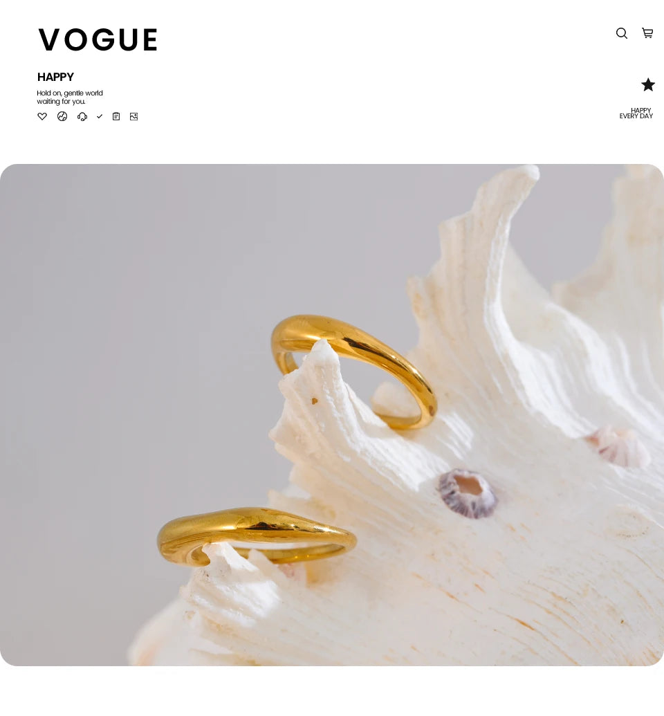 Hammered minimalist geometric ring in gold-plated stainless steel.