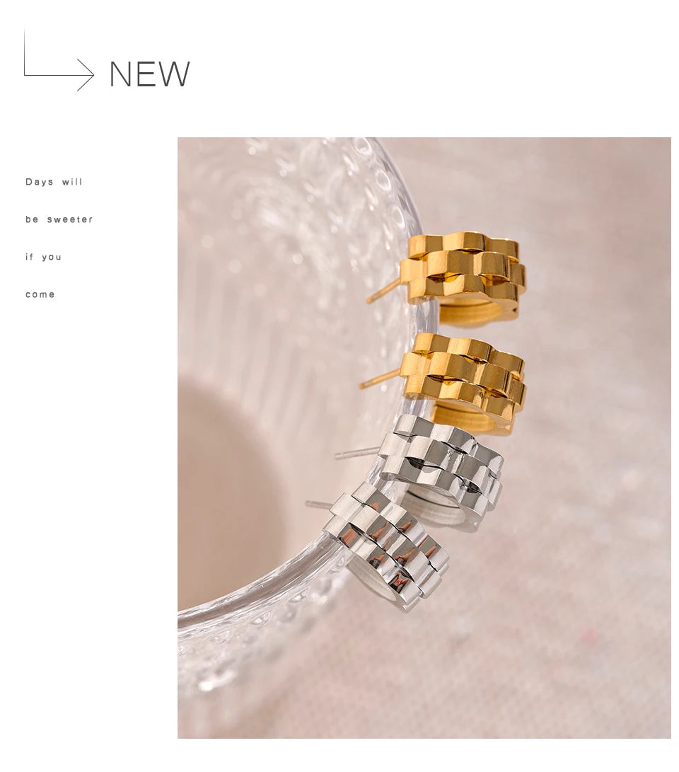Hammered geometric earrings in 18K gold-plated stainless steel.