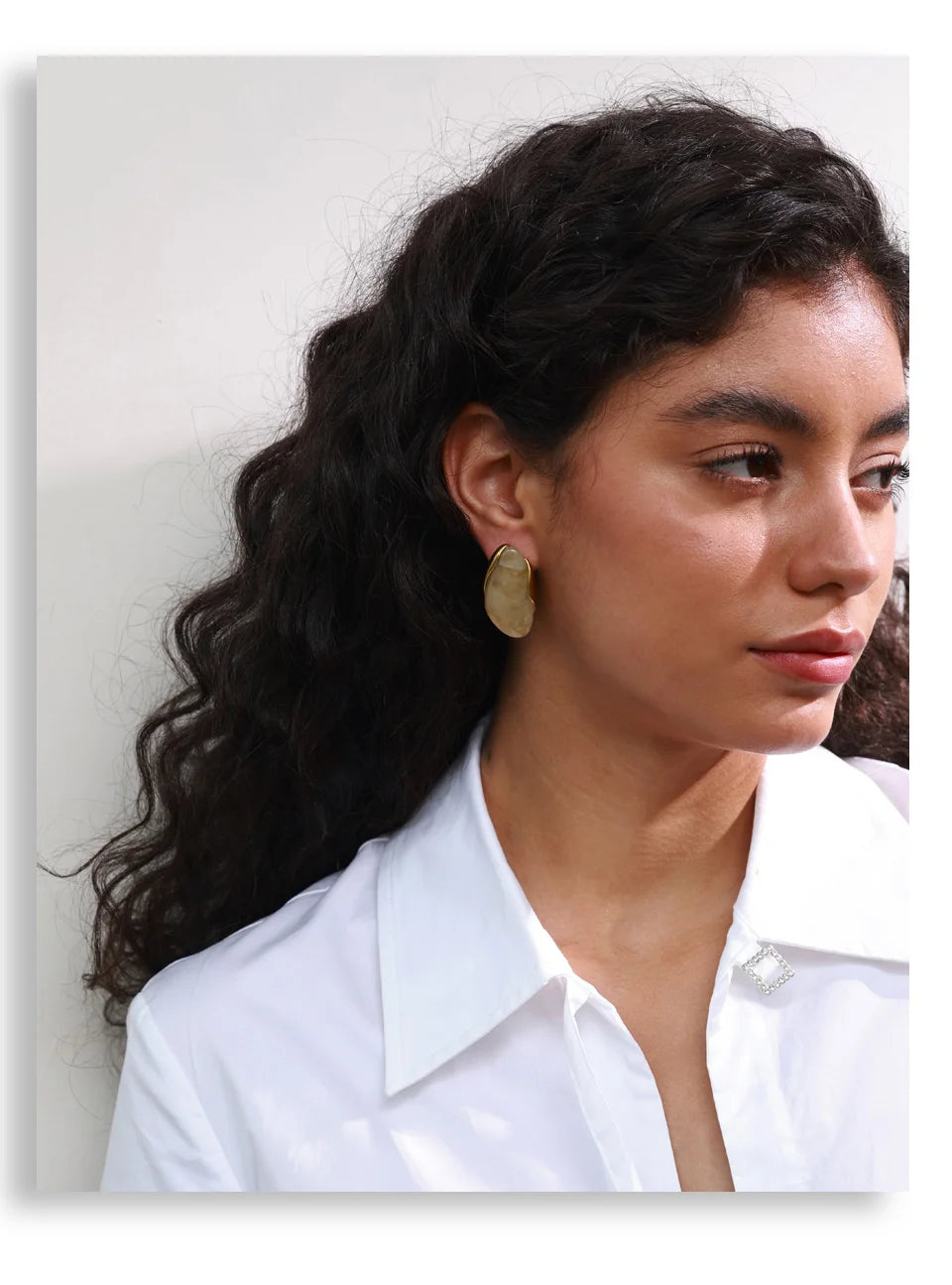 Resin geometric earrings in gold-plated stainless steel with resin.