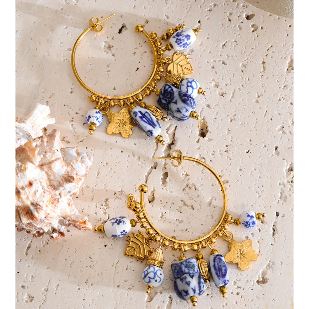 Flower geometric earrings in gold-plated stainless steel.