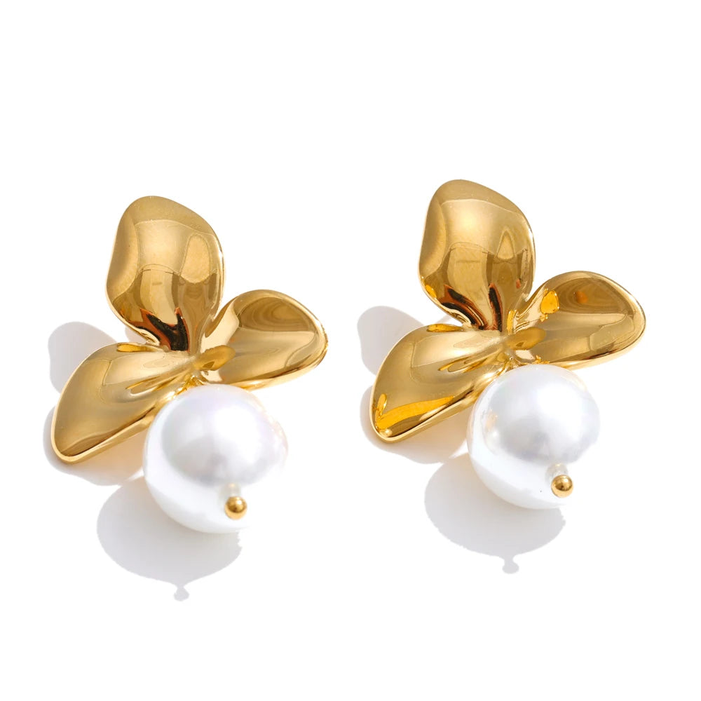 Pearl flower earrings in gold-plated stainless steel with pearl.