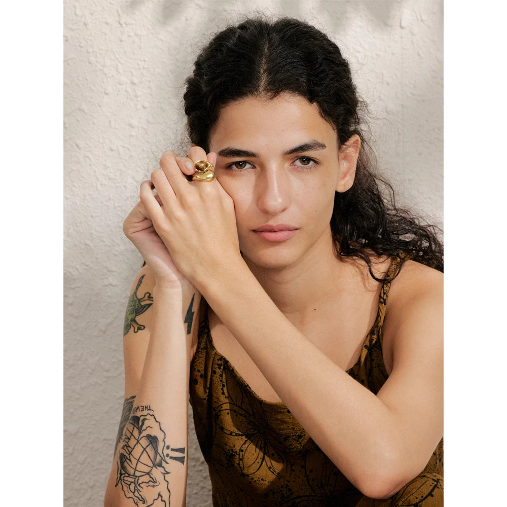 Natural stone geometric ring in gold-plated 316L stainless steel with natural stone.