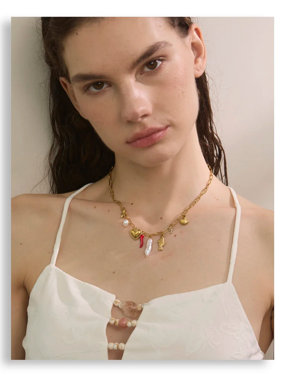 Pearl shell flower necklace in gold-plated stainless steel with pearl and shell.