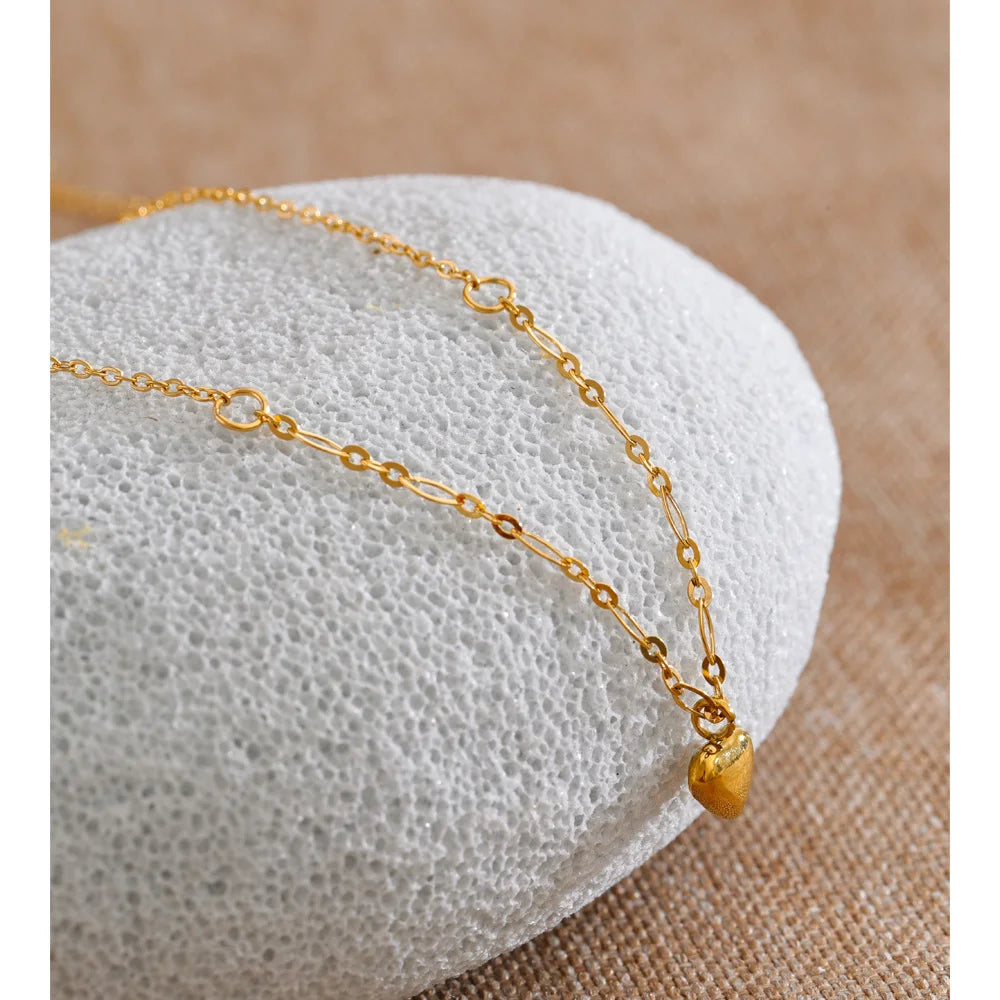 Heart geometric necklace in gold-plated stainless steel.