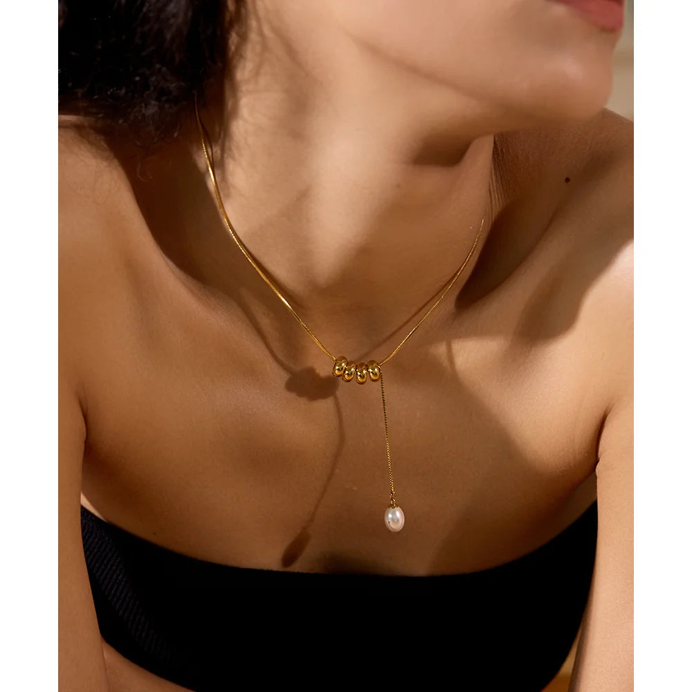 Pearl beaded geometric necklace in gold-plated stainless steel with pearl.