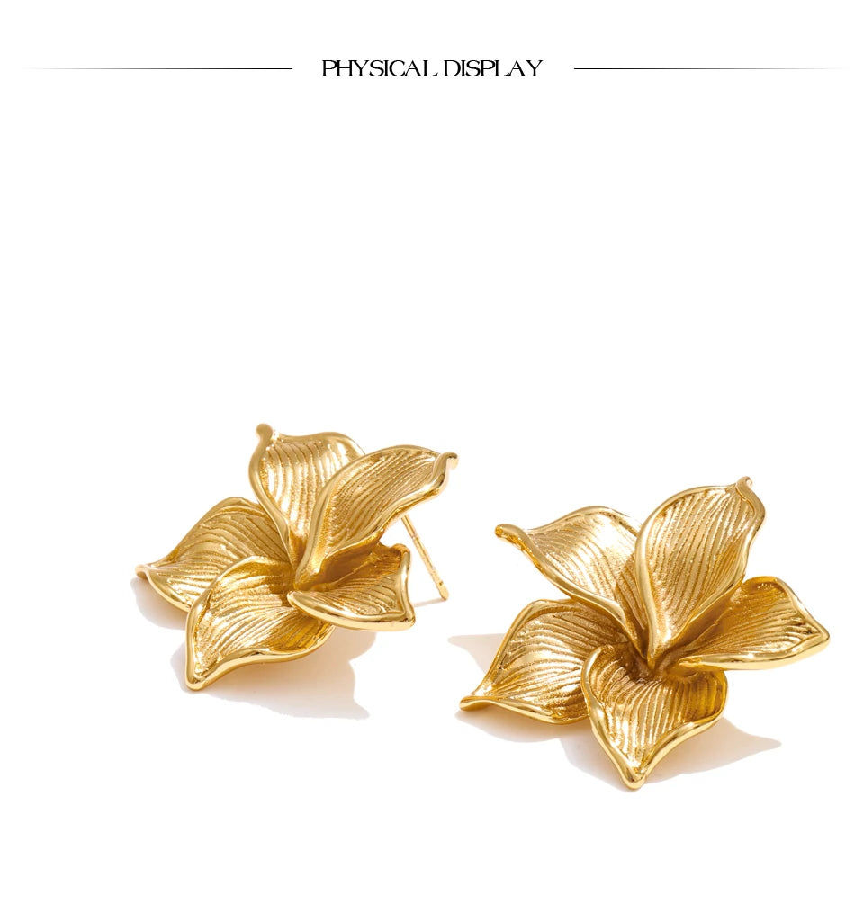 Flower earrings in gold-plated stainless steel.