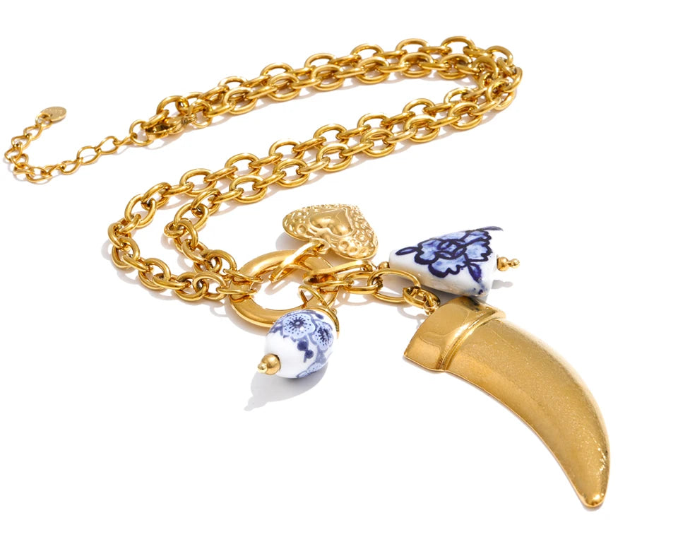 Heart geometric necklace in gold-plated stainless steel.