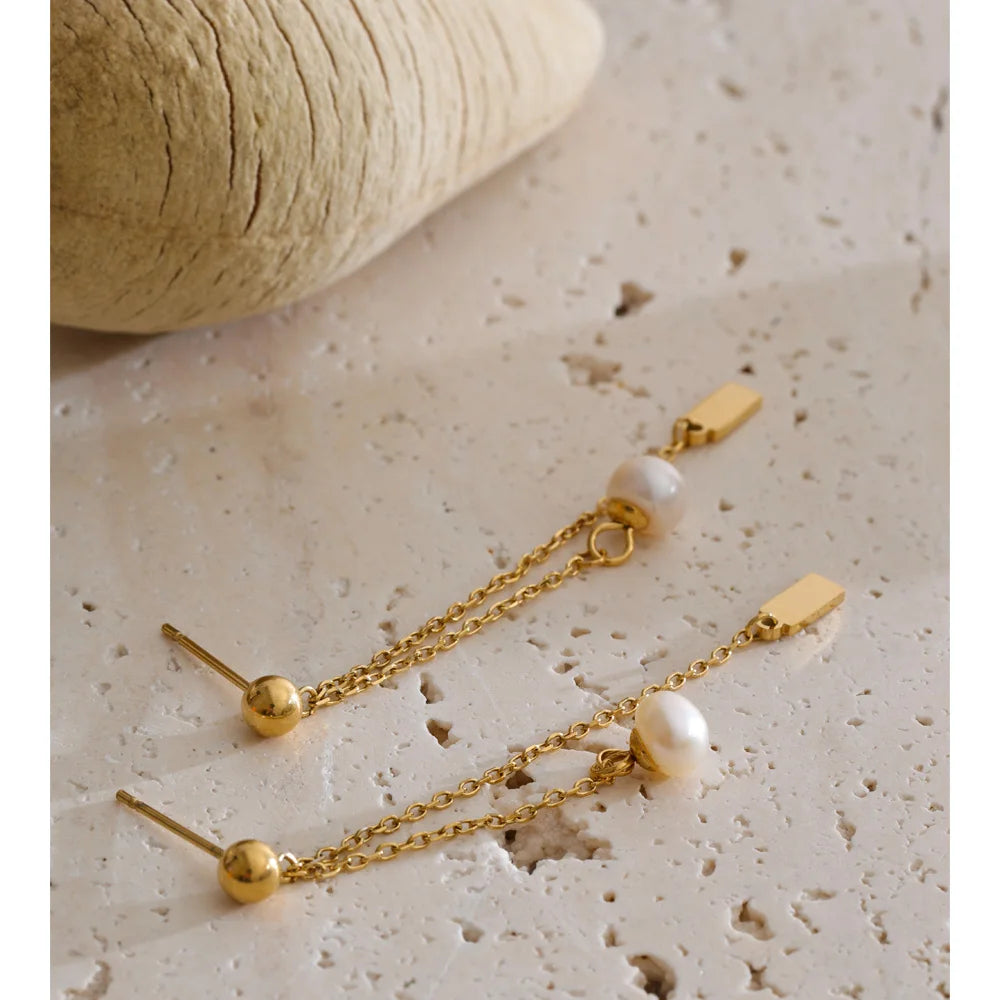 Freshwater pearl geometric chain earrings in gold-plated stainless steel with freshwater pearl.