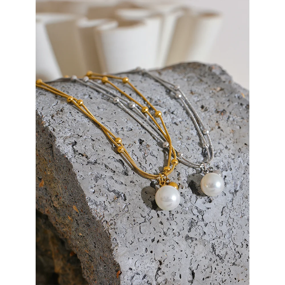 Pearl beaded geometric necklace in gold-plated stainless steel with pearl.