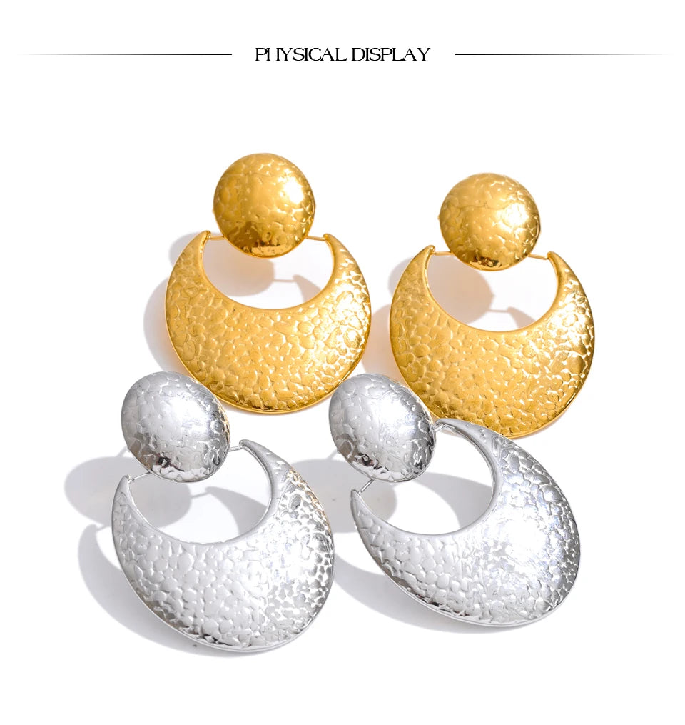 Hammered geometric earrings in gold-plated stainless steel.