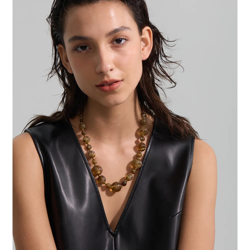 Pearl resin acrylic necklace in gold-plated stainless steel with pearl and resin.