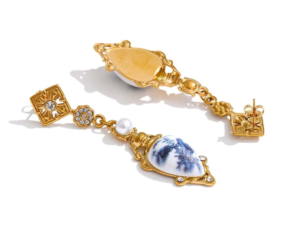Resin flower geometric earrings in gold-plated stainless steel with resin.