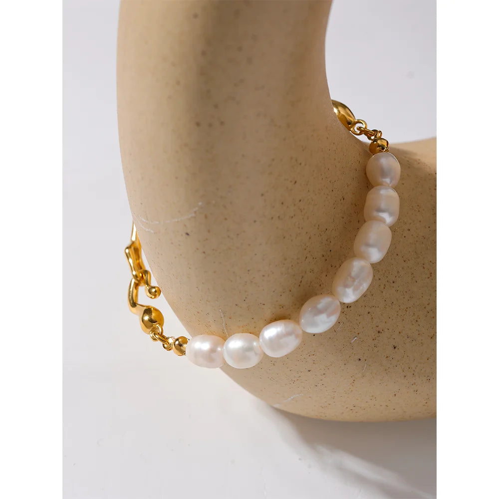 Freshwater pearl geometric bracelet in 18K gold-plated stainless steel with freshwater pearl.