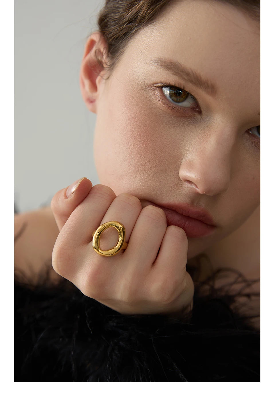 Minimalist geometric ring in 18K gold-plated stainless steel.