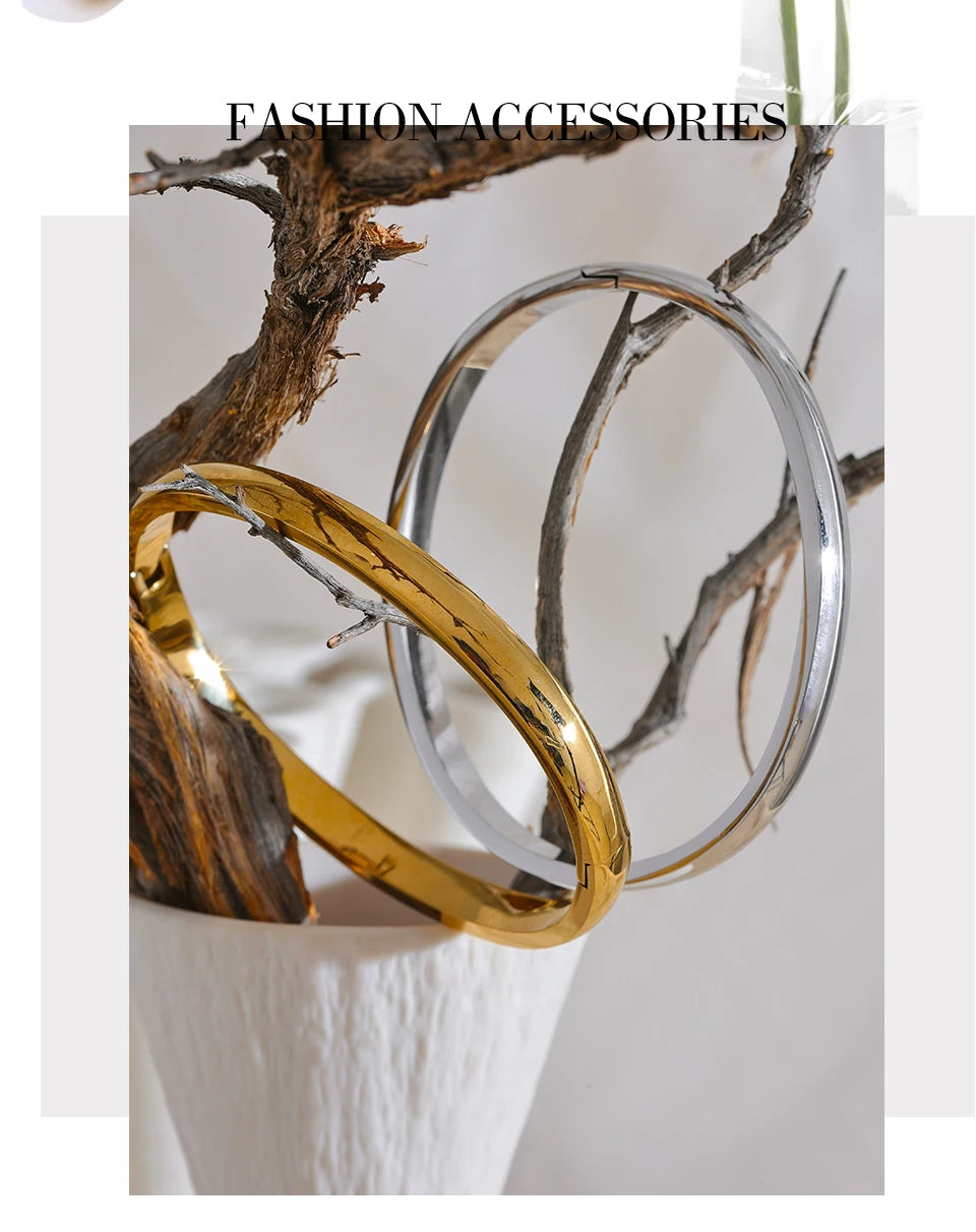 Geometric bracelet in gold-plated stainless steel.