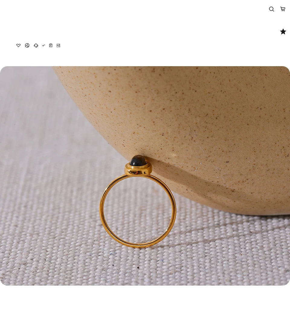 Natural stone geometric ring in 18K gold-plated stainless steel with natural stone.