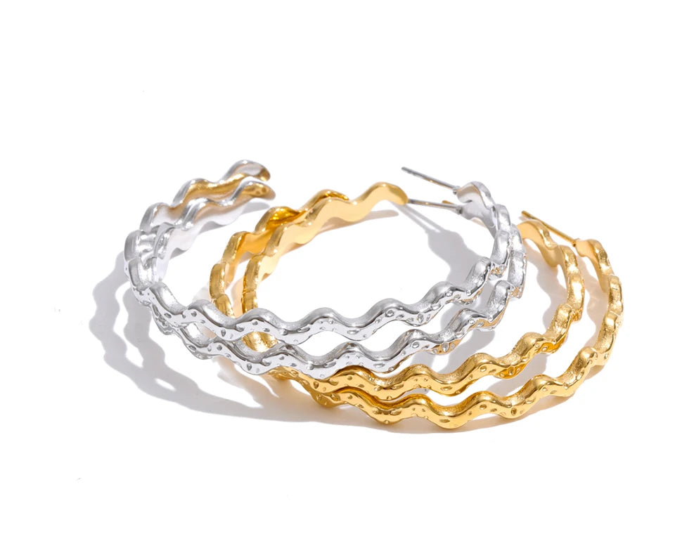 Geometric earrings in gold-plated stainless steel.