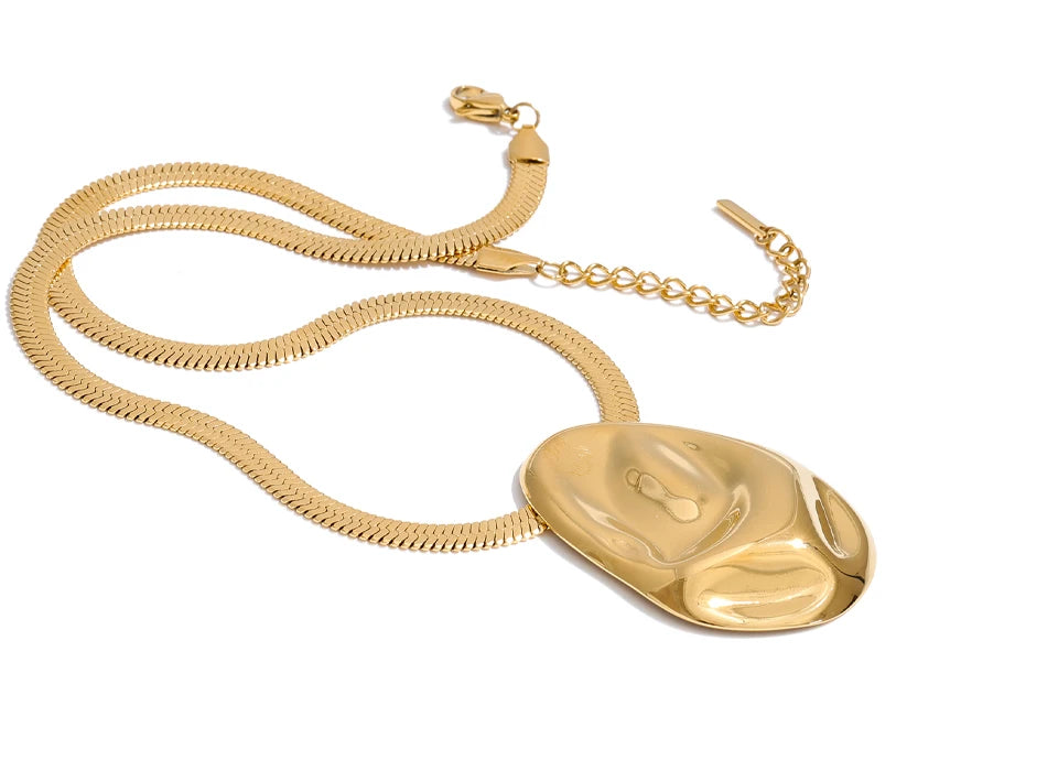 Hammered geometric necklace in gold-plated stainless steel.
