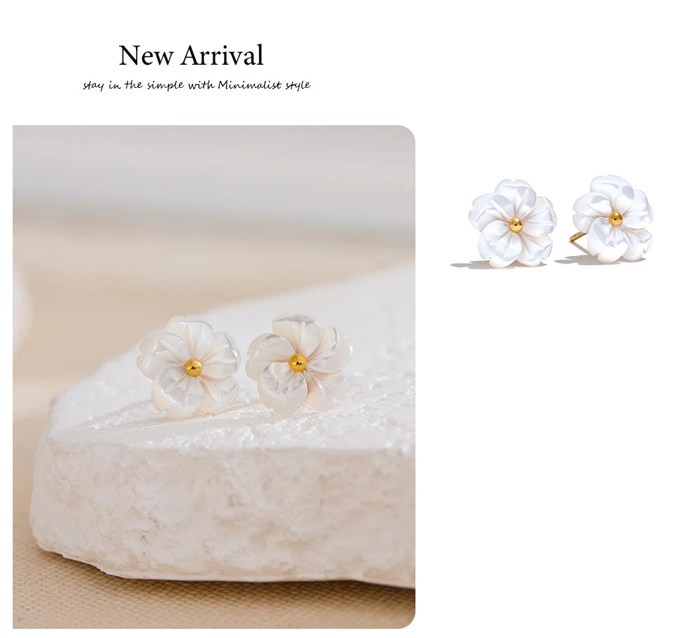 Shell flower earrings in gold-plated stainless steel with shell.