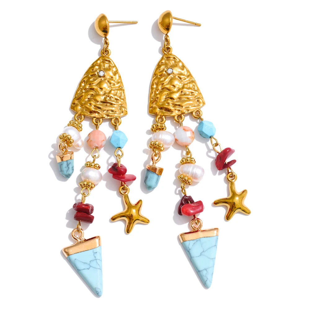Freshwater pearl resin geometric earrings in gold-plated 316L stainless steel with freshwater pearl and resin.