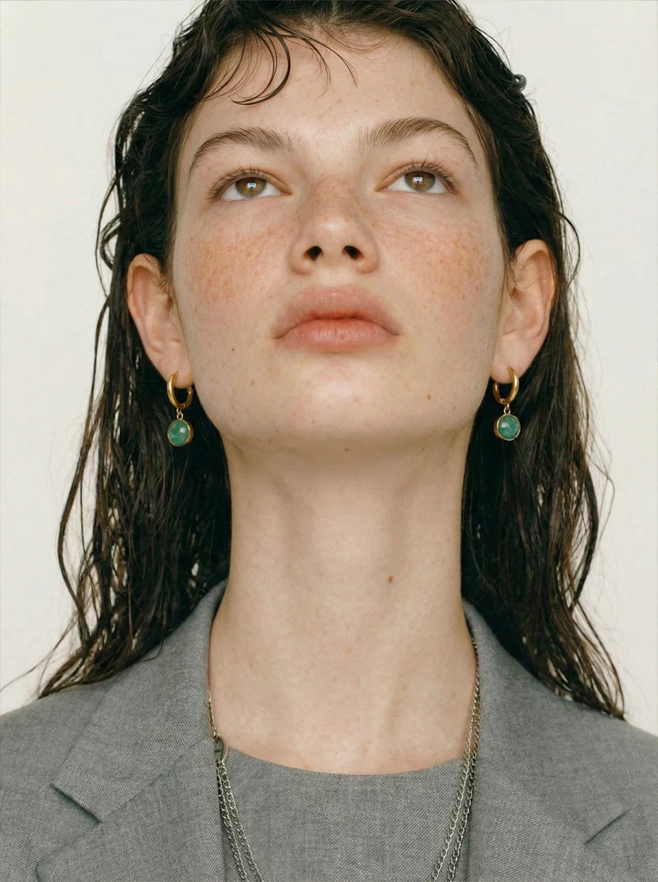Red natural stone geometric earrings in gold-plated stainless steel with natural stone.