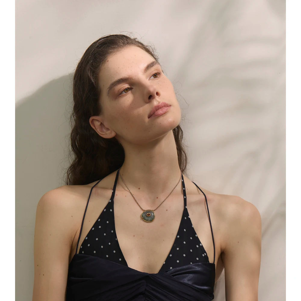 Natural stone geometric necklace in gold-plated stainless steel with natural stone.