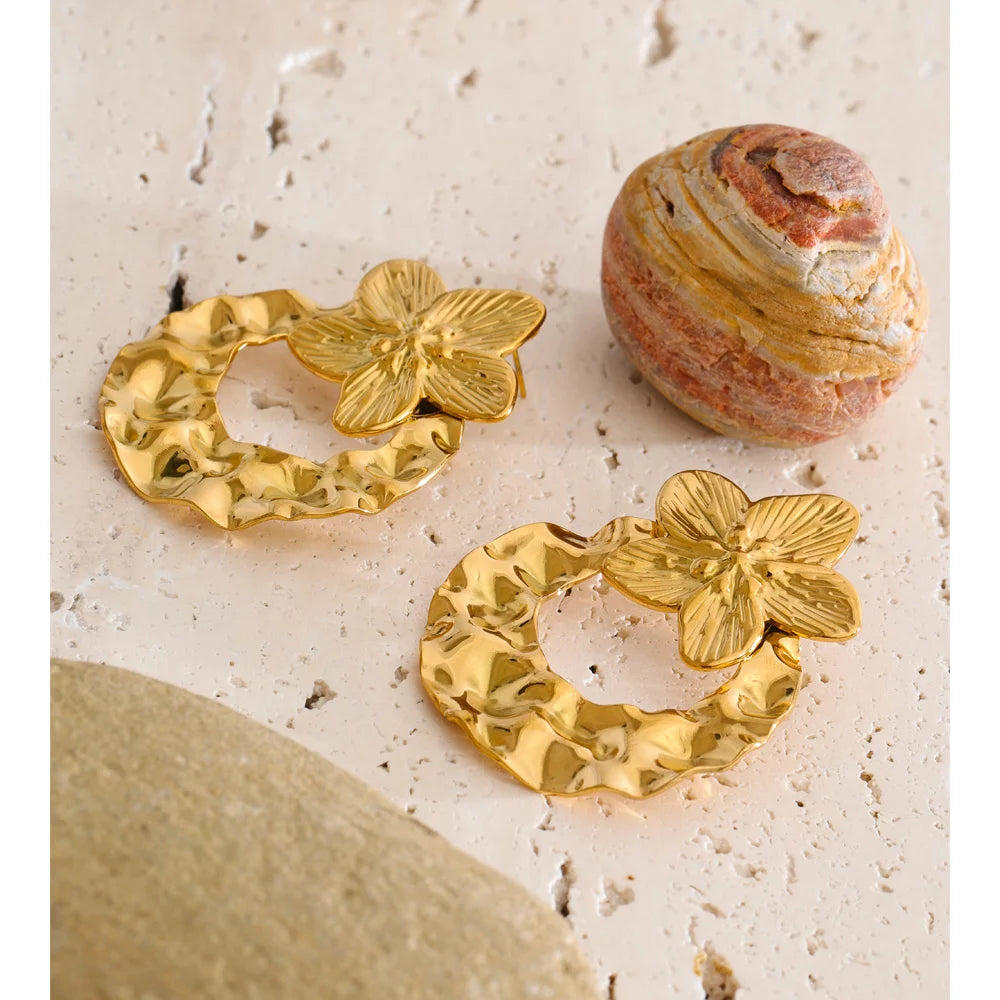 Flower Hammered Earrings — Gold-Plated Stainless Steel · PS1232