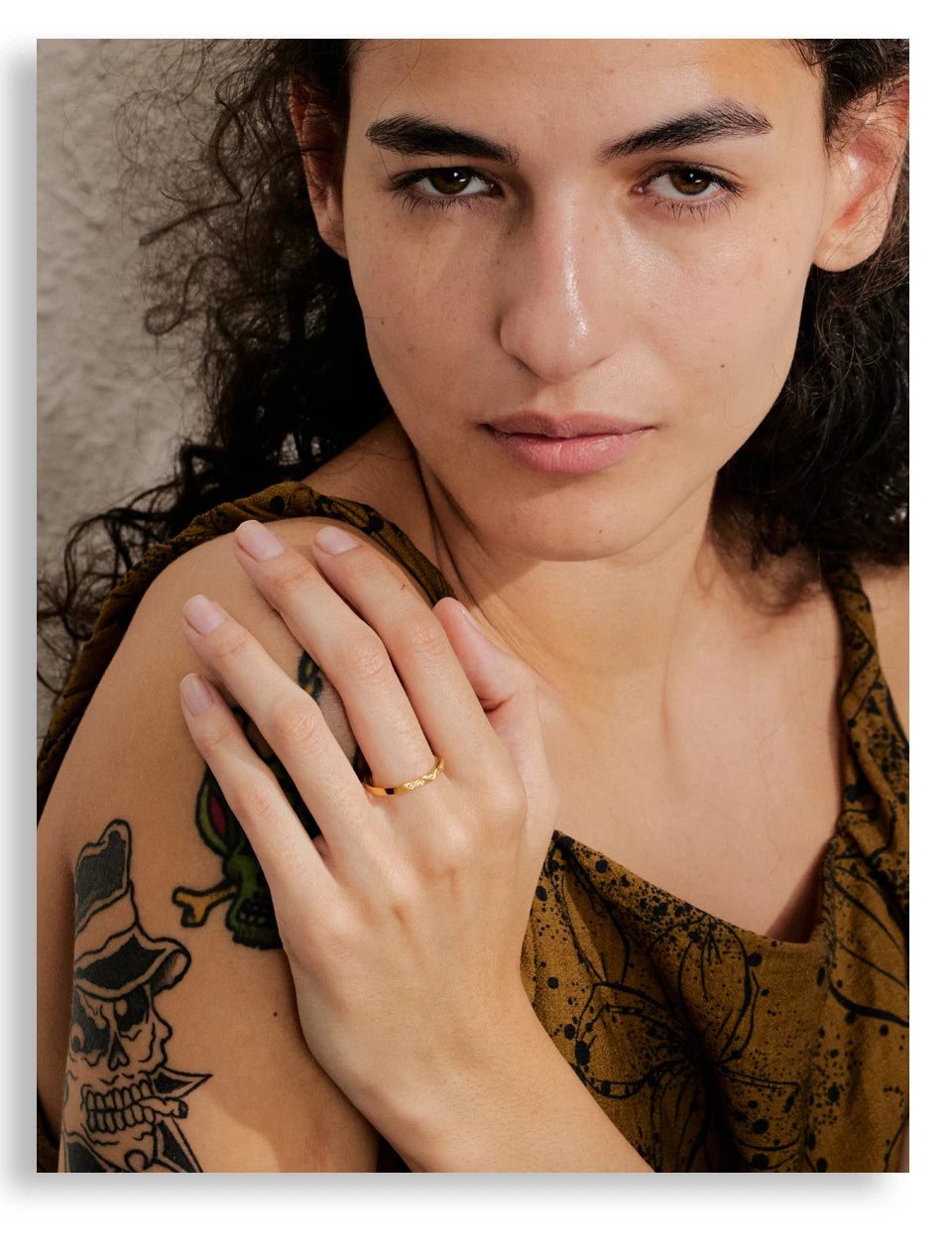 Cubic zirconia geometric ring in gold-plated stainless steel with cubic zirconia.